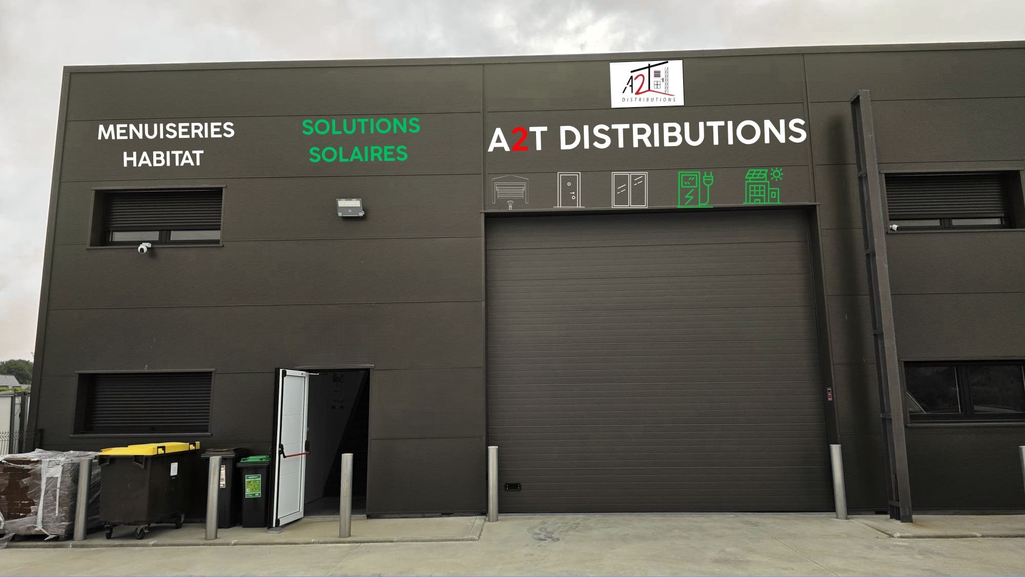 Façade dépôt A2T Distributions Cléguer — menuiseries, solaire, bornes