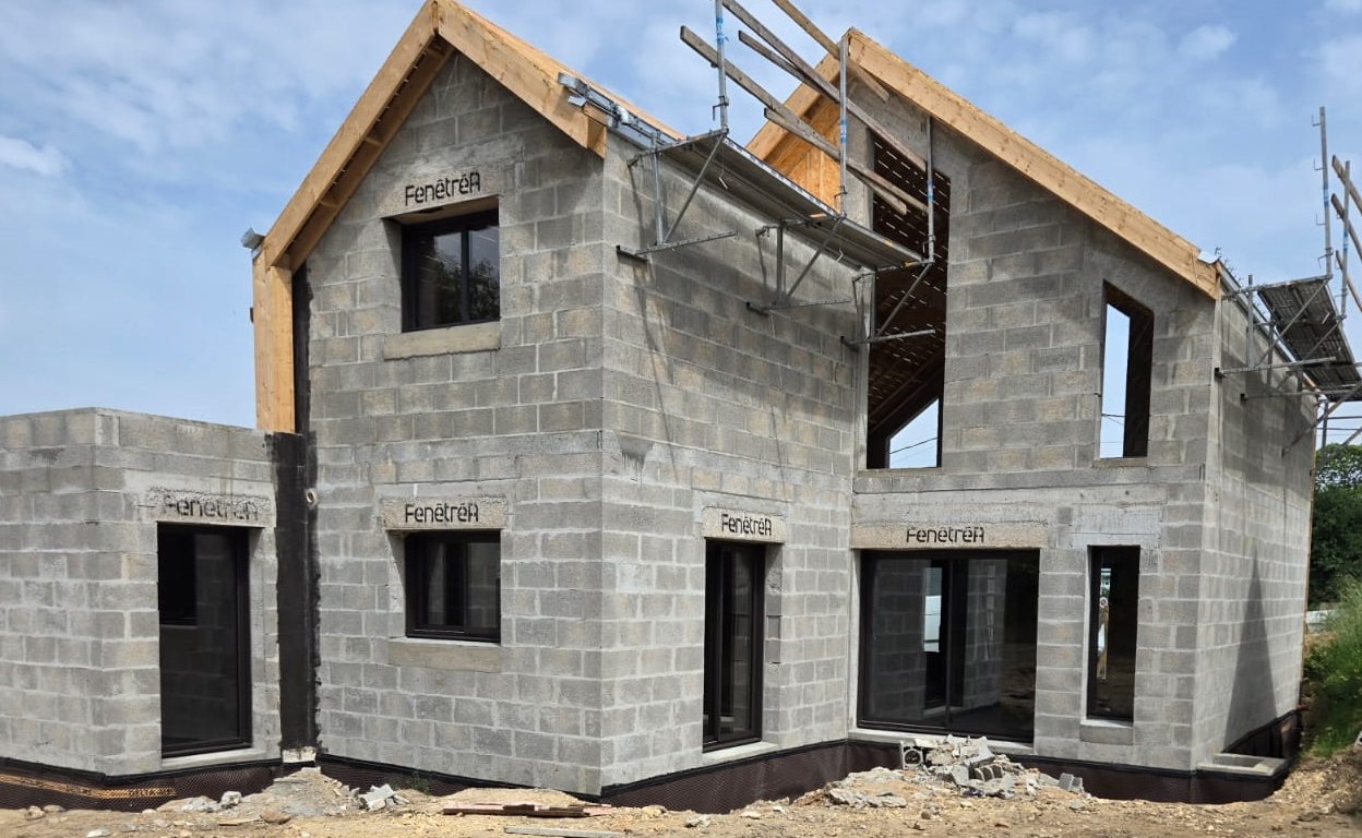 Fenêtres aluminium sur un chantier à Hennebont