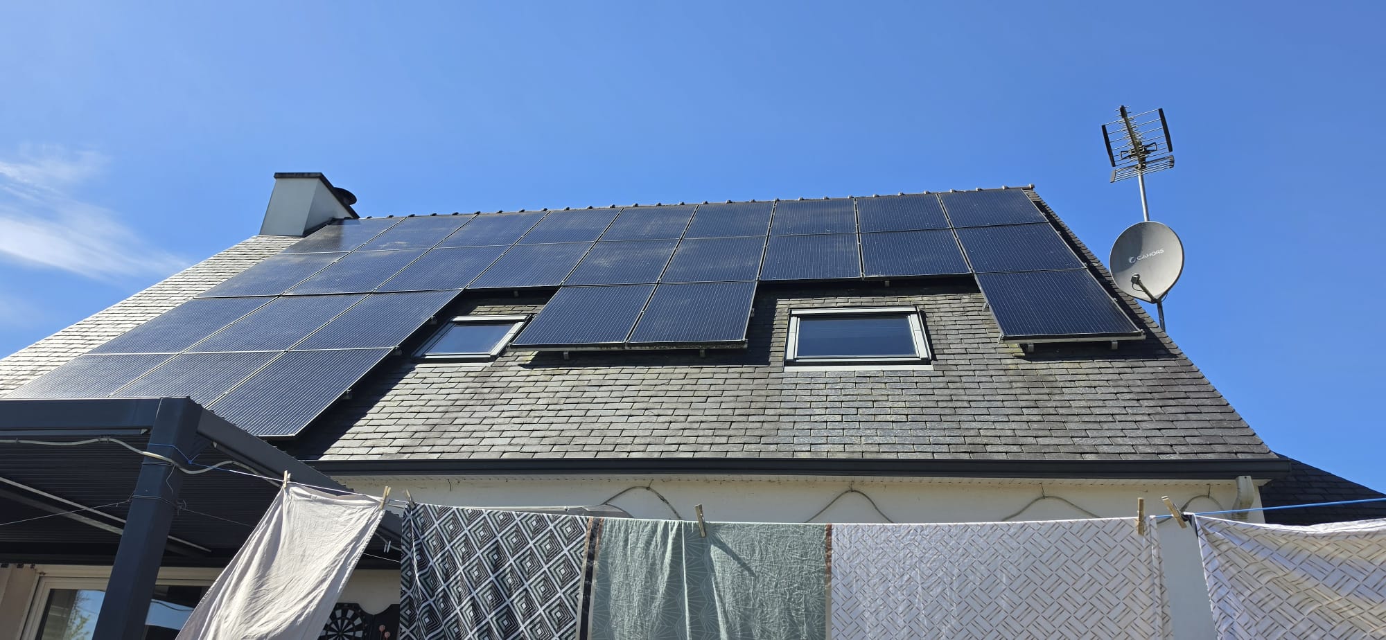 Panneaux solaires sur toit ardoise maison bretonne
