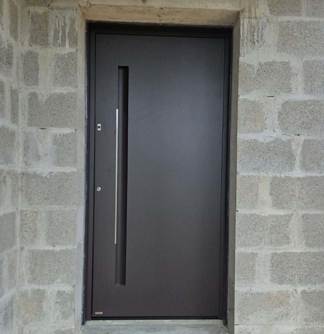 Porte d’entrée aluminium anthracite à Lanester