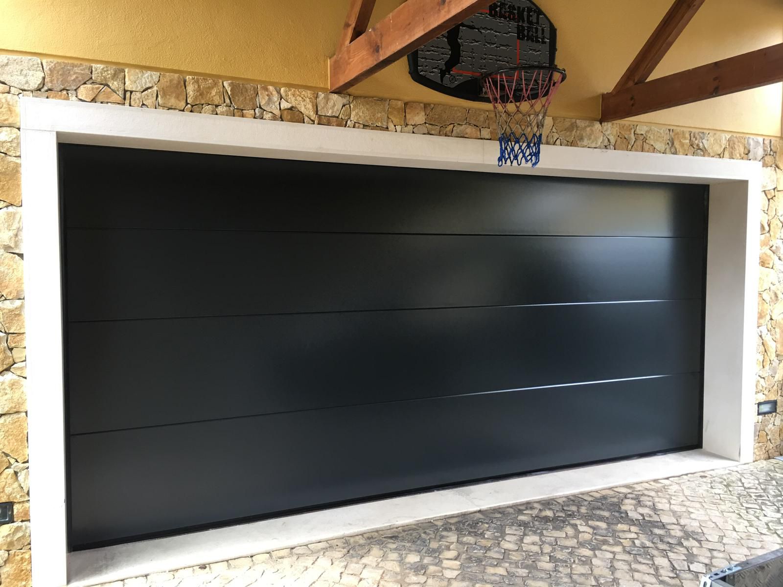 Porte de garage sectionnelle noire près de Lorient
