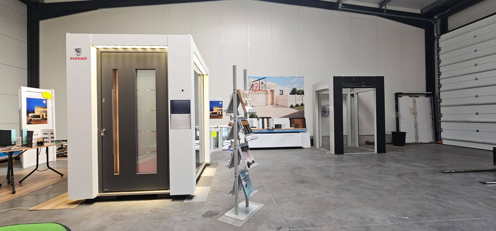 Le showroom A2T Distributions à Cléguer : portes d’entrée exposées